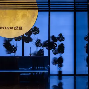 MOON悦目K歌沐足的logo