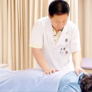 三本推拿正骨·按摩（大卫城店）的logo