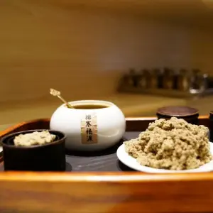 婉尔艾灸馆的logo