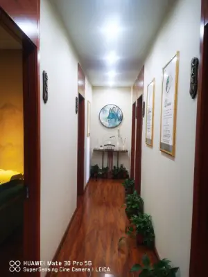 昕艾堂医圣堂艾灸养生的logo