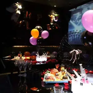 新超越量贩KTV（章阁富士康店）的logo