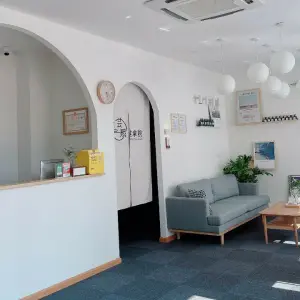 芸熙推拿院的logo