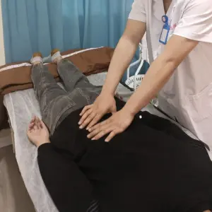 80后推拿小店的logo