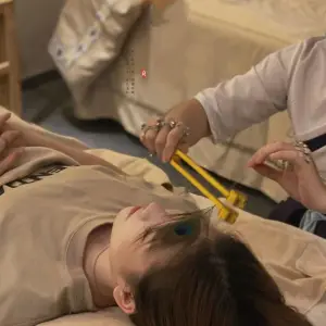 耳韵思语采耳的logo