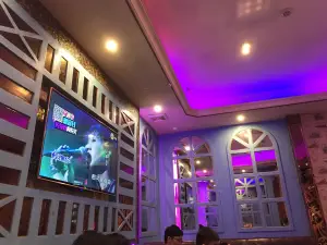 爱潮尚量贩KTV（高明店）的logo