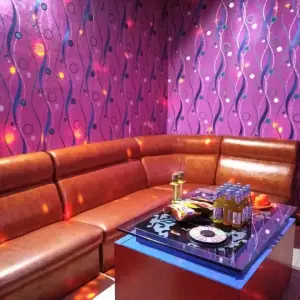 前沿KTV（石排万丰店）的logo