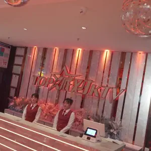 TOP星派对KTV的logo