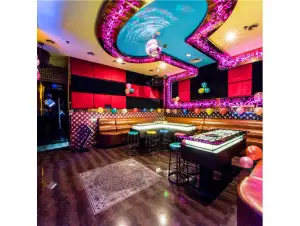 华悦量贩式KTV的logo